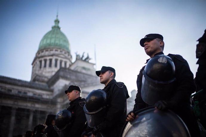 Archivo - 28 May 2019, Argentina, Buenos Aires: Police officers stand guard outside the Congress, during a demonstration demanding the legalization of abortion. Legislators have announced that they will introduce a law that will legalize abortions for up 