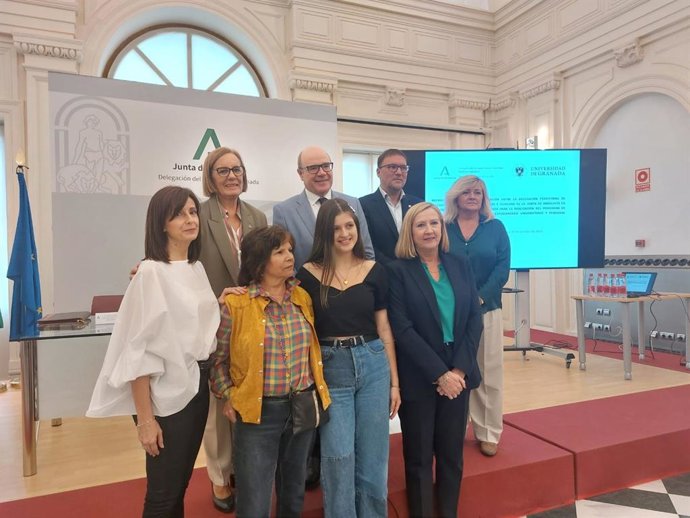 Acto de firma de la adenda para la convivencia solidaria entre estudiantes y mayores