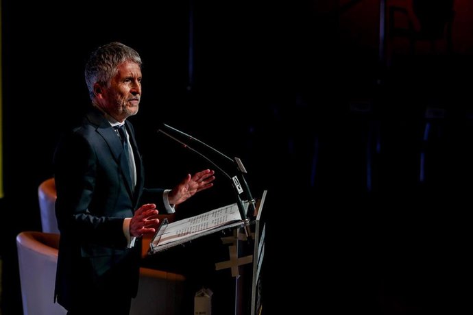 El ministro de Interior en funciones, Fernando Grande-Marlaska, interviene durante la primera jornada contra la desinformación organizada por el Club Abierto de Editores (CLABE)