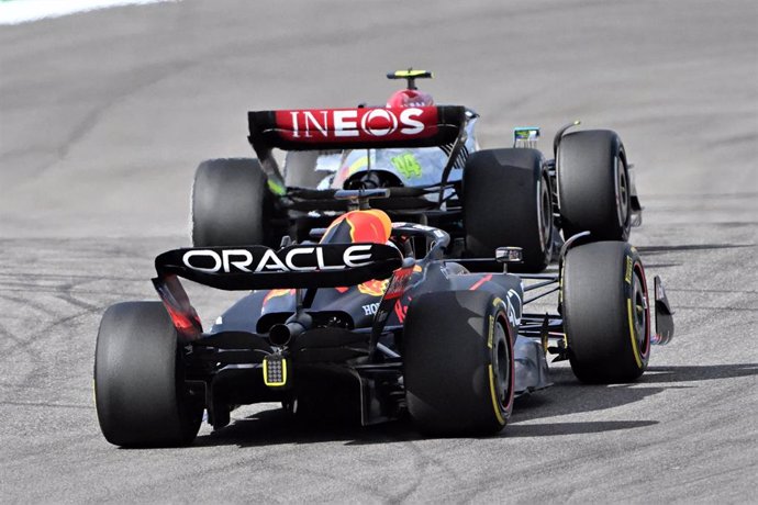 Archivo - Max Verstappen (Red Bull) intenta adelantar a Lewis Hamilton (Mercedes) en el GP de Estados Unidos 2022.