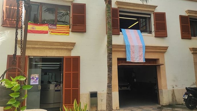 Balcón de la antigua Dirección Insular de Igualdad y Diversidad con la bandera colgada.
