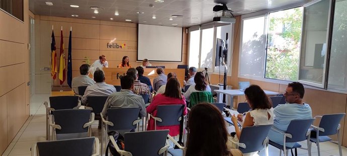 Govern reúne a medio centenar de alcaldes para abordar el impulso en los municipios de las viviendas de precio limitado.