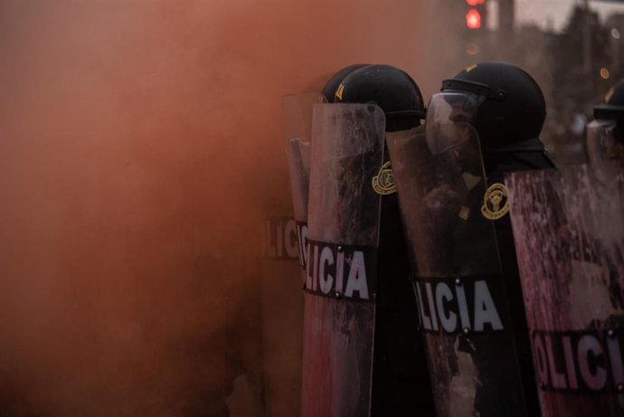 Archivo - Despliegue de las fuerzas policiales en Lima durante una protesta en enero