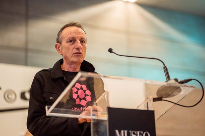 El Premio Nacional de Artes Plásticas 2022, Rogelio López Cuenca, interviene durante la presentación de su proyecto 'Pica$$o', en el Museo del Traje, a 19 de octubre de 2023, en Madrid (España). Con motivo de la conmemoración del 50 aniversario de la mu