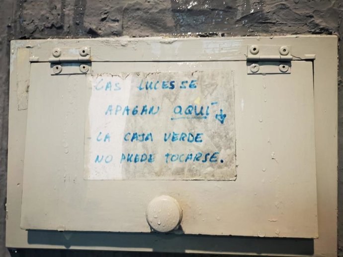 Cuadro de luz en el IES Calderón de la Barca de Gijón mojado de agua.