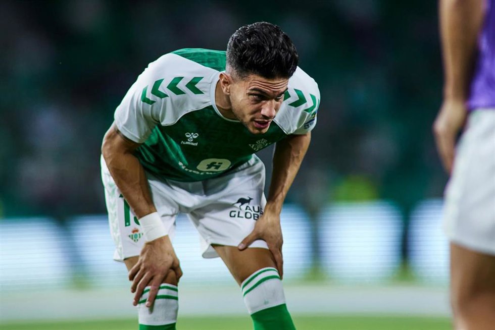 El central del Real Betis Marc Bartra, durante un calentamiento. 