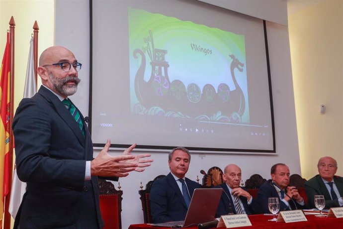 El diseñador artístico del Ateneo, Jesús Corral, con la imagen de una de las nuevas carrozas de la Cabalgata de Reyes Magos. 