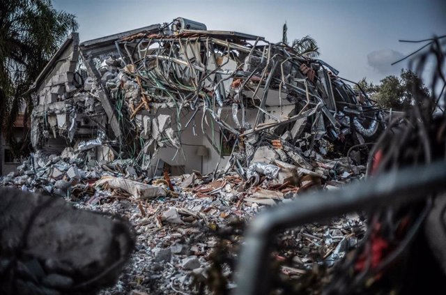 Una zona destruida en el kibbutz de Beeri, en Israel, por los ataques de Hamás