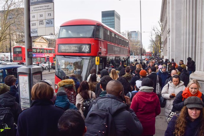 Archivo - 15 March 2023, United Kingdom, London: Commuters crowd in front of a bus outside Euston station during a strike by subway drivers in Aslef and the Rail, Maritime and Transport union (RMT) over pensions and conditions. Photo: Vuk Valcic/ZUMA Pr