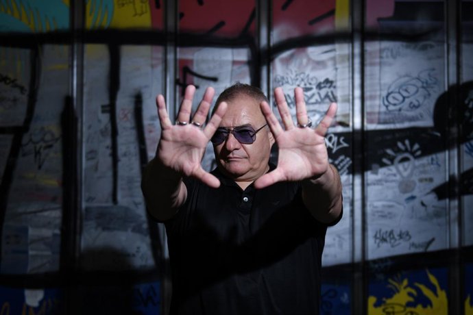 El dj Chimo Bayo posa després d'una entrevista per a Europa Press per la seua participació en la pellícula 'Quan no acaba la nit', en la Llibreria Huit i Mig, a 19 d'octubre de 2023, a Madrid (Espanya). 