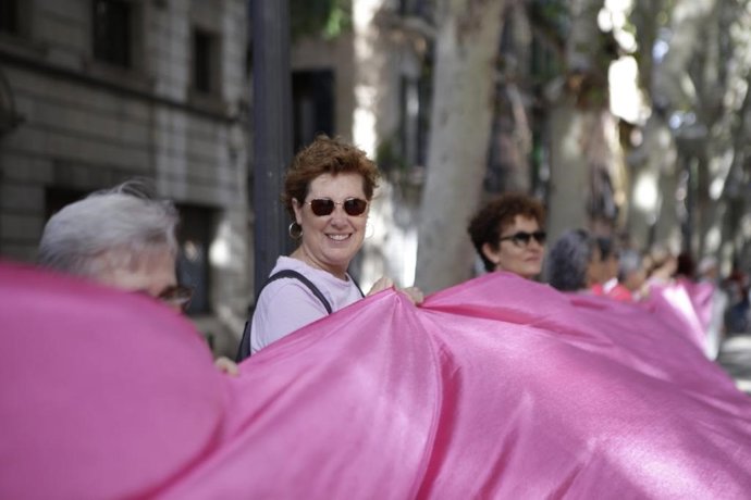 AECC organiza una cadena humana solidaria contra el cáncer de mama en La Rambla de Palma