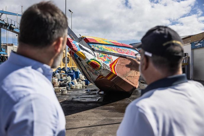 El presidente de Vox, Santiago Abascal (i), contempla uno de los cayucos llegados a la isla de El Hierro