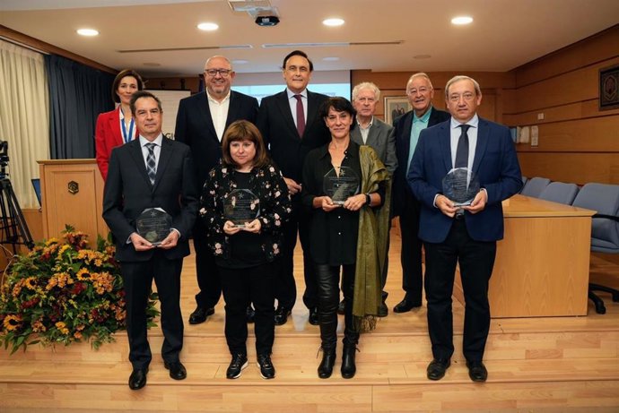 Autoridades y galardonados con los VI Premios a la Divulgación de los Parques Científicos y Tecnológicos en la Prensa Española.