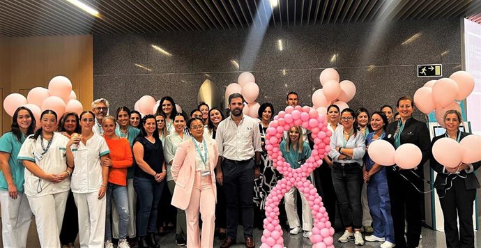 Profesionales del Hospital Quirónsalud Córdoba junto a globos y lazo rosa que simboliza la concienciación sobre el cáncer de mama.