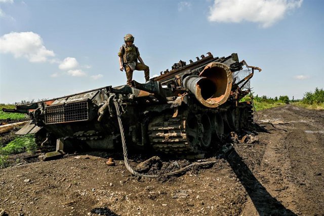 Archivo - Soldado ucraniano junto a un carro de combate destruido