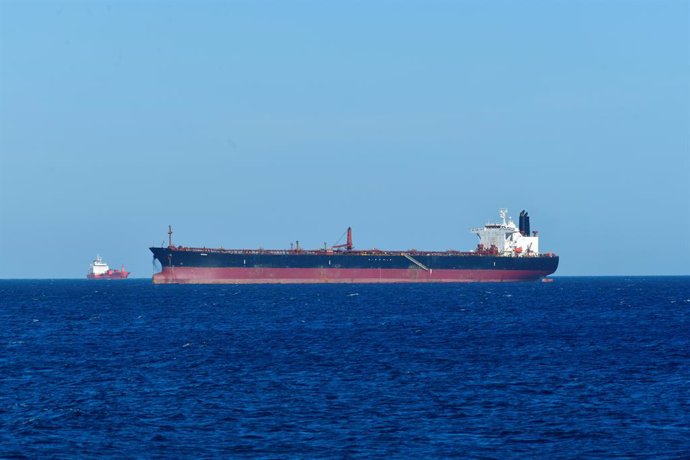 Archivo - El buque Merope fondeado en la bahía de Ceuta después de haber realizado operaciones de trasvase de petróleo en aguas internacionales frente a las costas de Ceuta, 14 de marzo de 2023, en Ceuta (España). 