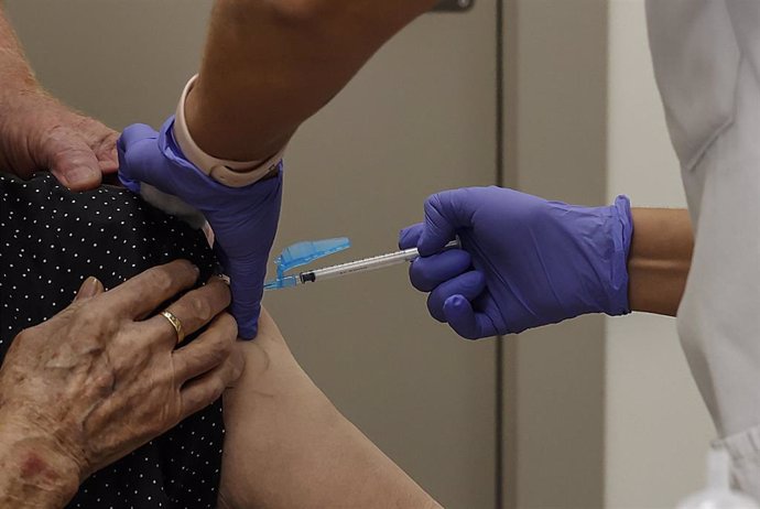 Una mujer se vacuna durante el inicio de la campaña de vacunación frente a la gripe y la Covid-19,