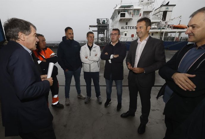 El conselleiro do Mar, Alfonso Villares, en Ribadeo