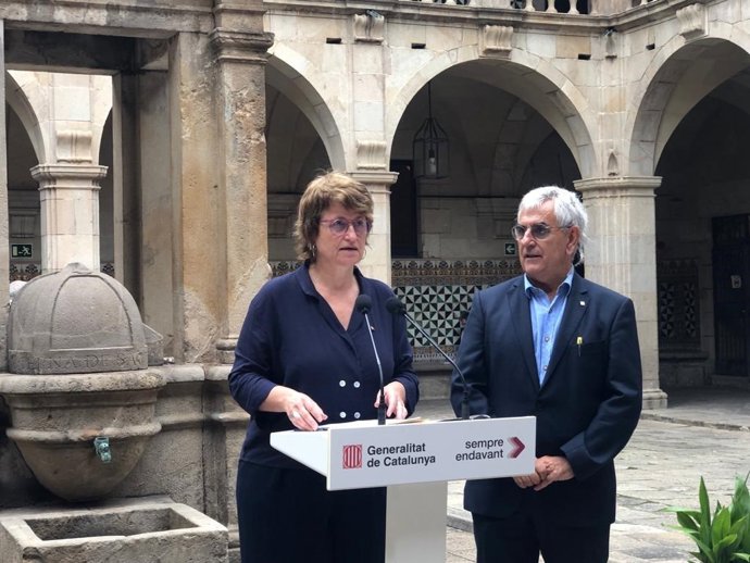 La consellera de Educación de la Generalitat, Anna Simó, y el presidente del Consell Escolar de Catalunya, Jesús Vinyes, atienden a los medios este 19 de octubre en el Institut d'Estudis Catalans (IEC) en Barcelona