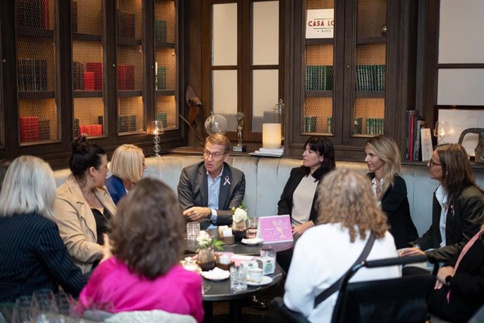El líder del PP, Alberto Núñez Feijóo, se reúne con la Asociación Las Triples para expresar su apoyo a cuantos padecen cáncer de mama. Le acompaña la vicesecretaria de Políticas Sociales, Carmen Fúnez, y la diputada del PP Cayetana Álvarez de Toledo.
