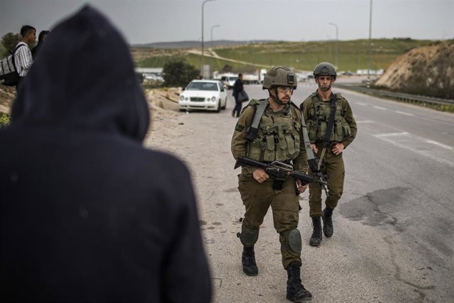 Archivo - Imagen de archivo de dos militares israelíes en Cisjordania. 