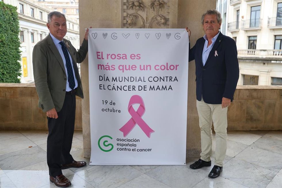 Sanz recibe al presidente de la AECC en Sevilla en el Ayuntamiento por el Día Mundial contra el Cáncer de Mama.