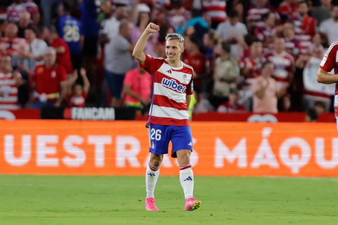 Bryan Zaragoza celebrando un gol ante el FC Barcelona.