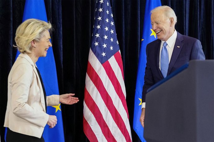 Archivo - La presidenta de la Comisión Europea, Ursula von der Leyen, junto al presidente de Estados Unidos, Joe Biden