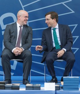 Archivo - (I-D) El delegado del Gobierno en la Comunidad de Madrid, Francisco Martín y el alcalde de Madrid, José Luis Martínez-Almeida, durante el acto de conmemoración de la festividad de San Juan Bautista, patrón de la Policía Municipal, en el Paseo 