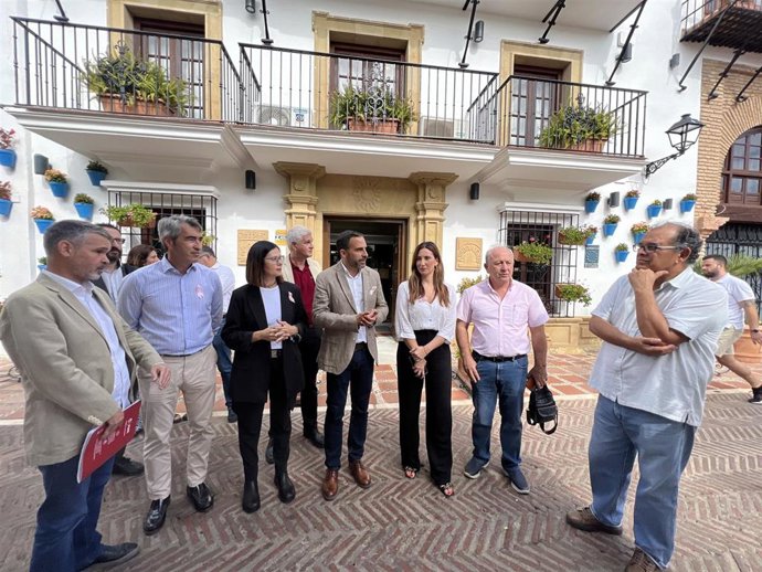 El secretario general del PSOE de Málaga, Daniel Pérez, y la diputada, Isabel Pérez, entre otros representates del partido socialista en Marbella.