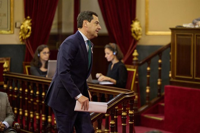 El presidente de la Junta de Andalucía, Juanma Moreno, a su llegada a un debate tras la Comisión General de las Comunidades Autónomas, en el Senado, a 19 de octubre de 2023, en Madrid (España). En la Comisión, Aragons, ha defendido la amnistía y el ref