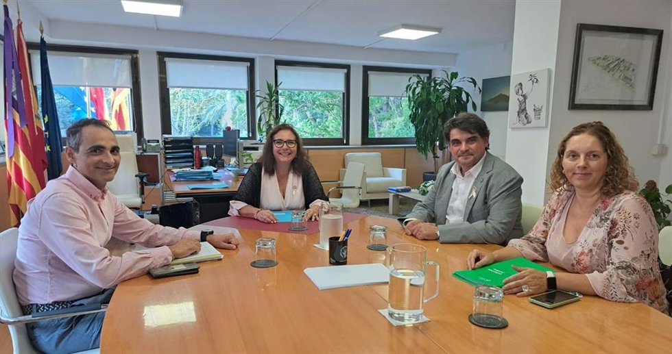 De izquierda a derecha, el jefe de Sanidad de la Dirección General de Salud Pública, Amadeo Vázquez, la consellera de Salud, Manuela García, el presidente de la AECC, José Reyes, y la gerente de la AECC en Baleares, Ana Belén Velasco.