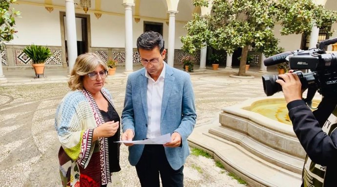 Ana Muñoz y Paco Cuenca, en el Patio del Ayuntamiento de Granada