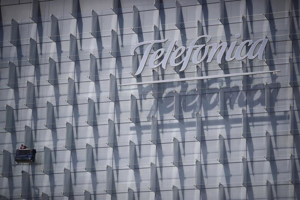 Archivo - Logo de Telefónica insertado en el edificio de su sede, en la Ronda de la Comunicación de Madrid.
