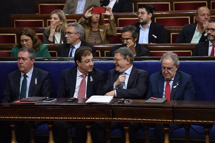 El secretario del PSOE-A, Juan Espadas (1i); el secretario de Política Autonómica del PSOE y vicepresidente segundo del Senado, Guillermo Fernández Vara (2i), y el secretario general del PSPV-PSOE, Ximo Puig (2d).