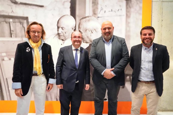 De izquierda a derecha, el nieto de Joan Miró, Joan Punyet, el ministro de Cultura y Deportes, Miquel Iceta, el alcalde de Palma, Jaime Martínez, y el teniente de alcalde Cultura de Palma, Javier Bonet.