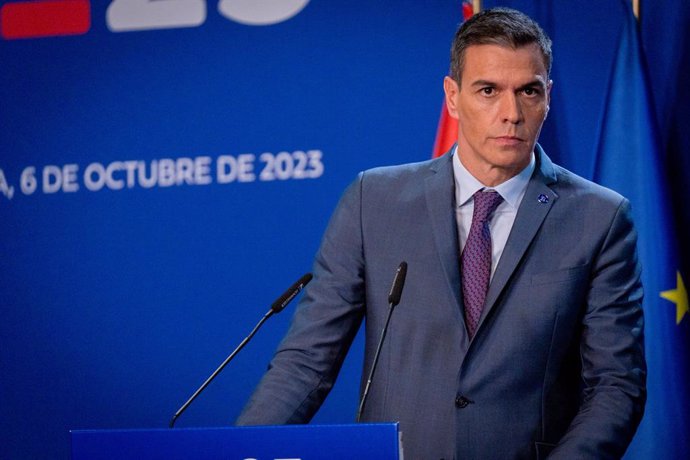 El presidente del Gobierno en funciones, Pedro Sánchez,  en la rueda de prensa posterior a la  reunión informal de Jefes de Estados o de Gobierno de la Unión Europea que asisten a la III Cumbre de la Comunidad Política Europea (CPE), a 06 de octubre del 2