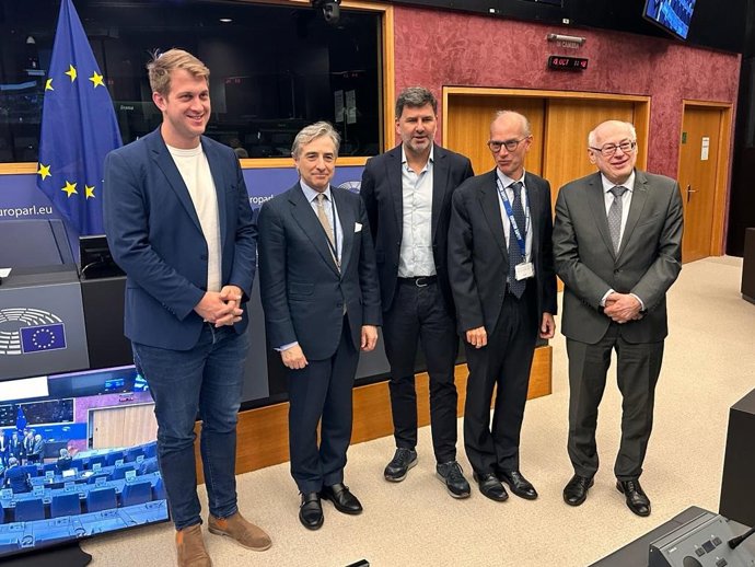 El eurodiputado del PSOE Nicolás González en las negociaciones con el Parlamento Europeo para aprobar la reforma del mercado eléctrico