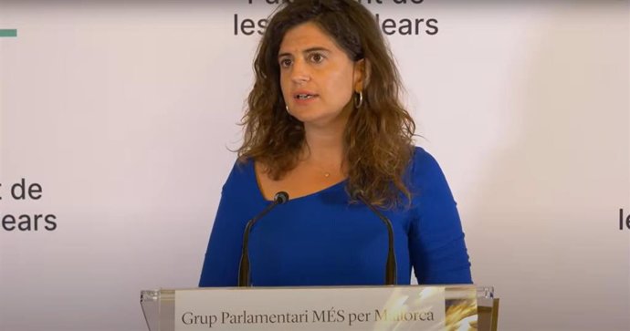 Archivo - La diputada de MÉS per Mallorca Maria Ramon, en rueda de prensa en el Parlament (imagen de archivo).