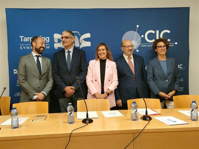 La consejera de Educación, Rocío Lucas, en la jornada en el CIC junto a representantes de distintas instituciones colaboradoras en proyectos del CIC