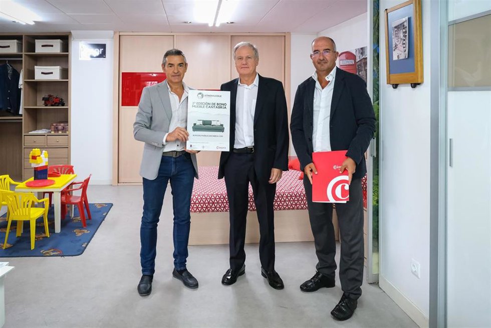 El consejero de Industria, Empleo, Innovación y Comercio, Eduardo Arasti, presenta la puesta en marcha del Plan Renove del Mueble.