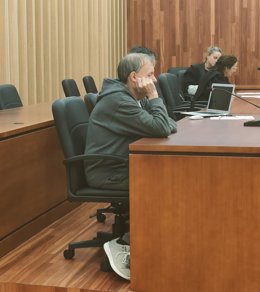 El acusado de asesinar a su vecina de la calle Zamora de Vigo, en octubre de 2022, escucha la lectura del veredicto, que lo declara culpable.