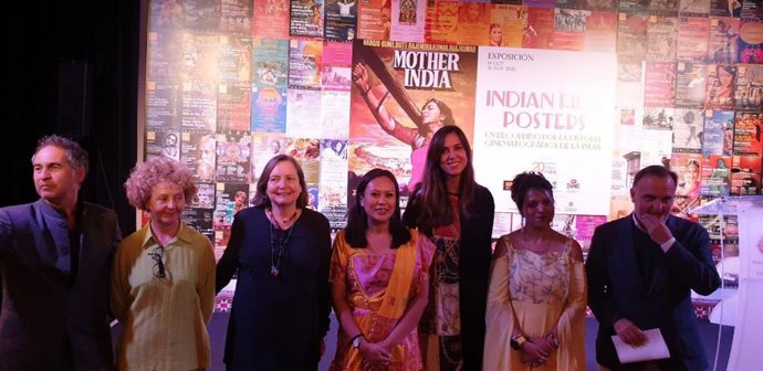 Foto de familia de la presentación de la exposición de carteles de cine en Casa de la India de Valladolid, en la que ha participado la concejala de Turismo, Eventos y Marca Ciudad, Blanca Jiménezconcejala de
