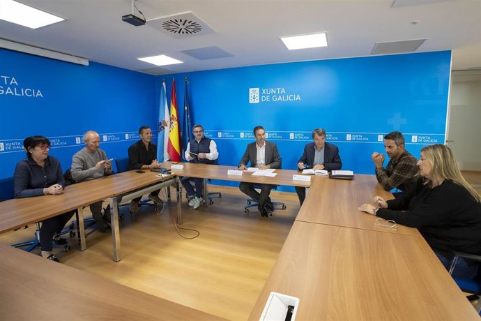 El conselleiro do Mar, Alfonso Villares, se reúne con los representantes de la Asociación Galega de Empresas Depuradoras de Moluscos (Agade).