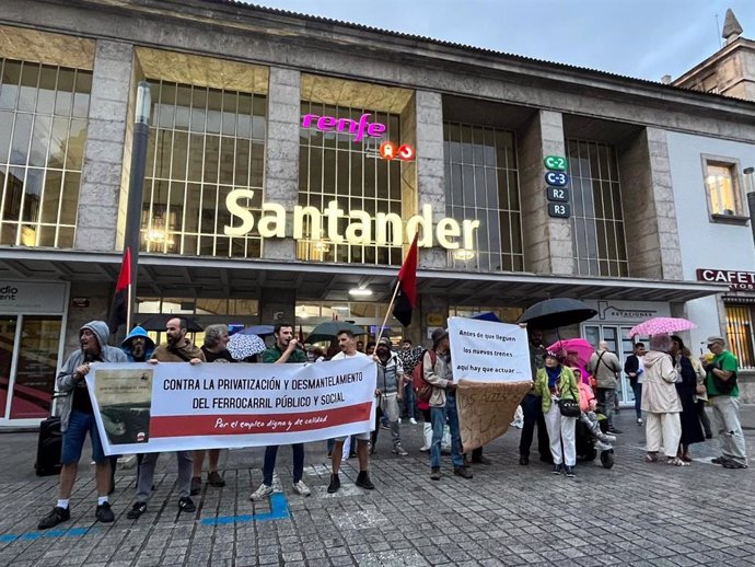 Protesta en la Plaza de las Estaciones de Santander contra el "deterioro" de los Cercanías