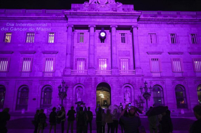 Imagen de la fachada del Ayuntamiento de Barcelona de color rosa por el Día Mundial del Cáncer de Mama