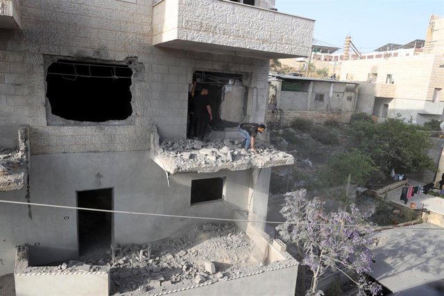 Archivo - May 23, 2023, Ramallah, West Bank, Palestinian Territory: People inspect home of Palestinian youth Mutaz Khawaja demolished by Israeli forces in the village of Ni'lin, west of the West Bank city of Ramallah, on May 23, 2023. In a punitive measur