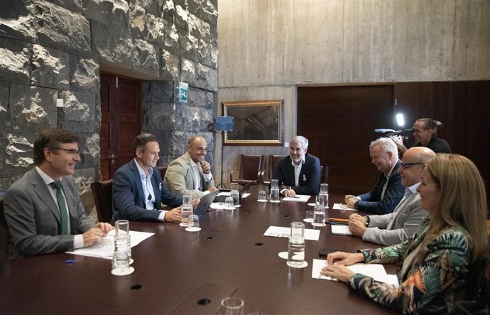 Reunión entre el presidente de Canarias, Fernando Clavijo, y los grupos parlamentarios para suscribir el 'Pacto Canario por la Migración'