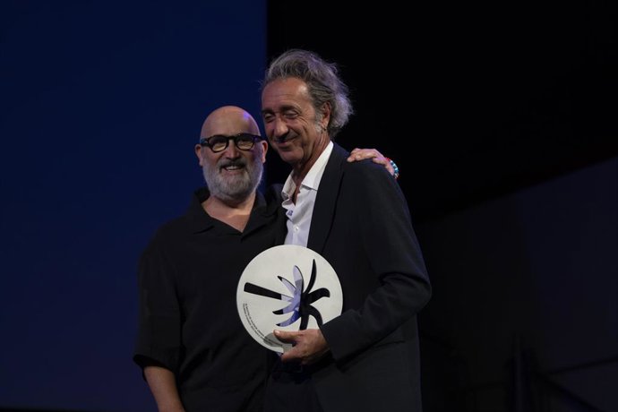 El director italiano Paolo Sorrentino (d) recibe el premio la Palmera de Oro de manos del actor español Javier Cámara (i) durante la gala inaugural de la 38 Mostra de Valncia-Cinema del Mediterrani. 