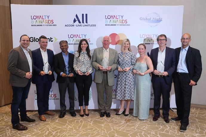 The 2023 Golden Loyalty Awards winners (from left to right) are: Master of Ceremony, David Andreadakis, CGO, BLUEWATER, Frederick Lehmkuhk, Programme Strategy & Design Manager, ETIHAD AIRWAYS, Kalpak Shah, Chief Technology Officer, LOYALTY JUGGERNAUT, Pan